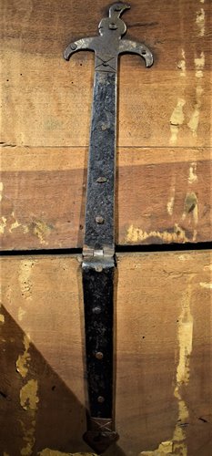 Noble chest in carved and inlaid walnut.